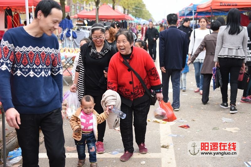 全家人一起看花朝.jpg
