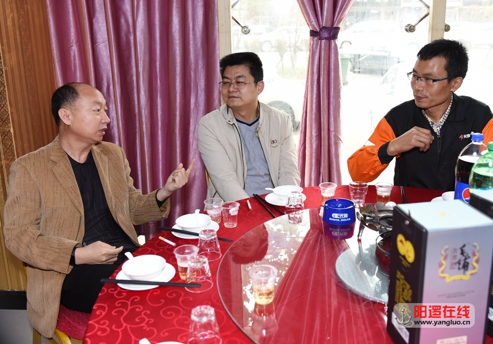 天地华宇中南大区经理梅登宇与阳逻电商龙头企业——圣天激光总经理周春元交流.jpg
