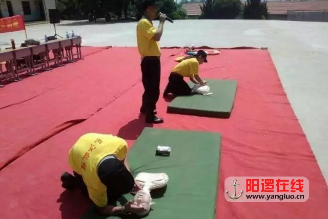志愿行动！从少年开始！记阳逻三小防溺水安全实操讲座 教授心肺复苏要领.webp.jpg