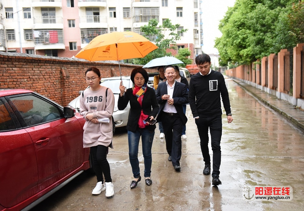 佳阳爱心会在高新社区工作人员陪同下冒雨走访高新社区贫困家庭.jpg