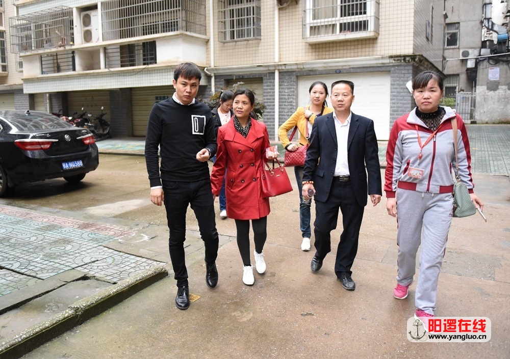 佳阳爱心会在周冲社区工作人员陪同下走访贫困家庭.jpg