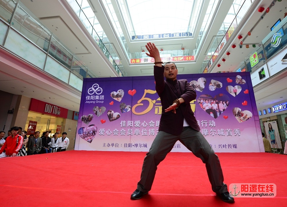 世界散打冠军周搏龙莅临现场表演咏春拳.jpg