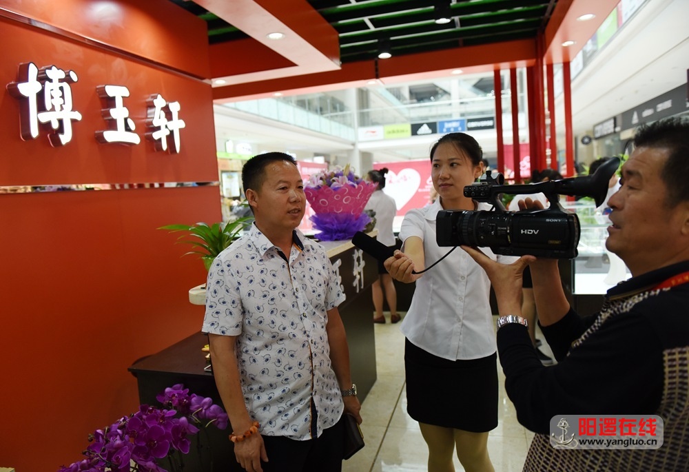 博玉轩玉器店总经理吴东方先生接受新洲电视台采访.jpg