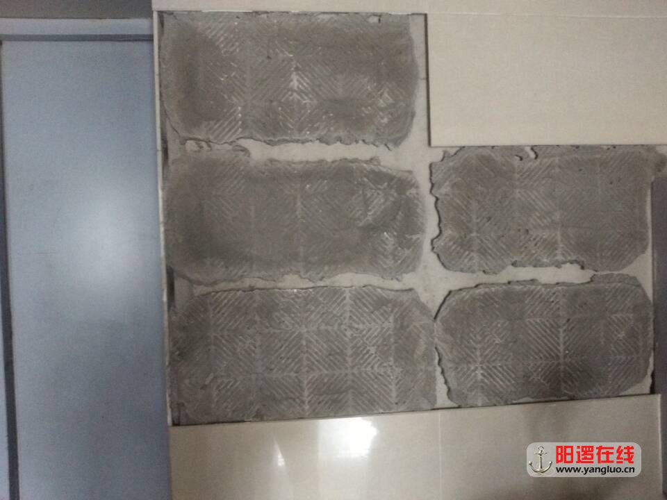 长江御龙新城物业稀烂，电梯门口瓷砖掉了没人管.jpg