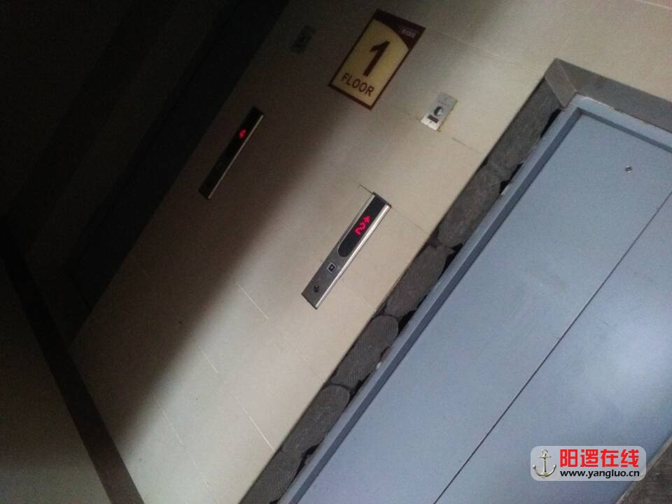 长江御龙新城物业稀烂，电梯门口瓷砖掉了没人管2.jpg