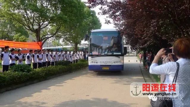 总共29辆送考大巴车，第一辆学生车驶来.webp.jpg