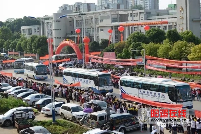 依次驶出的送考大巴车.webp.jpg