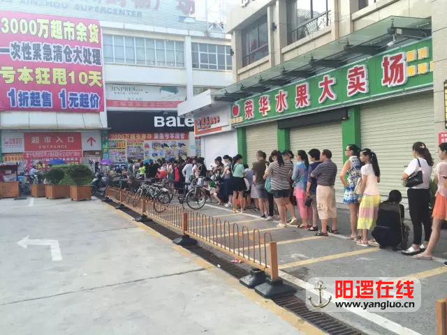 9号早上5点，排队的家长已经从转角排到了另一条路上.png
