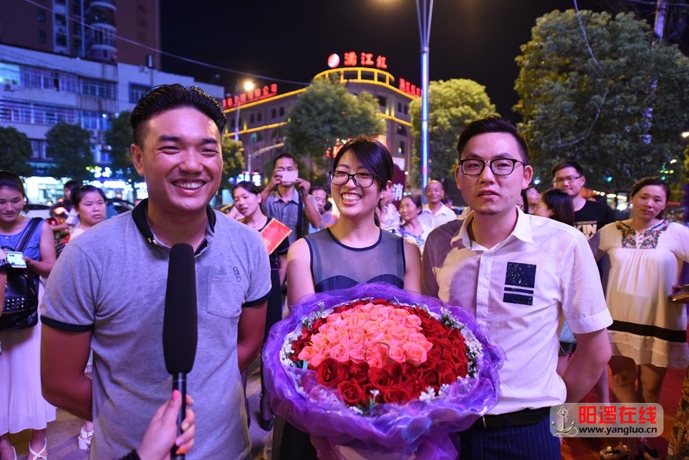 阳逻摩尔城上演无人机求婚秀8.jpg
