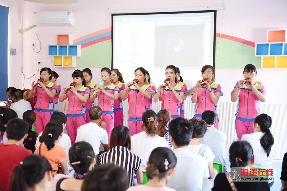 阳逻金宝宝幼儿园老师葫芦丝演奏.jpg