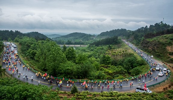美丽的红色旅游公路  王业文摄影.jpg