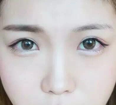 左边是做的雾状眉，右边是没做的淡眉，但是看起来明星左边脸比右边脸小，这是因为雾状眉能凸显面部立体轮廓 ...