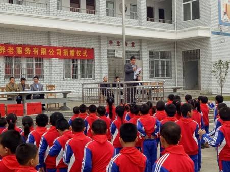 爱心企业到新洲徐古绿化小学捐赠助学2.jpg