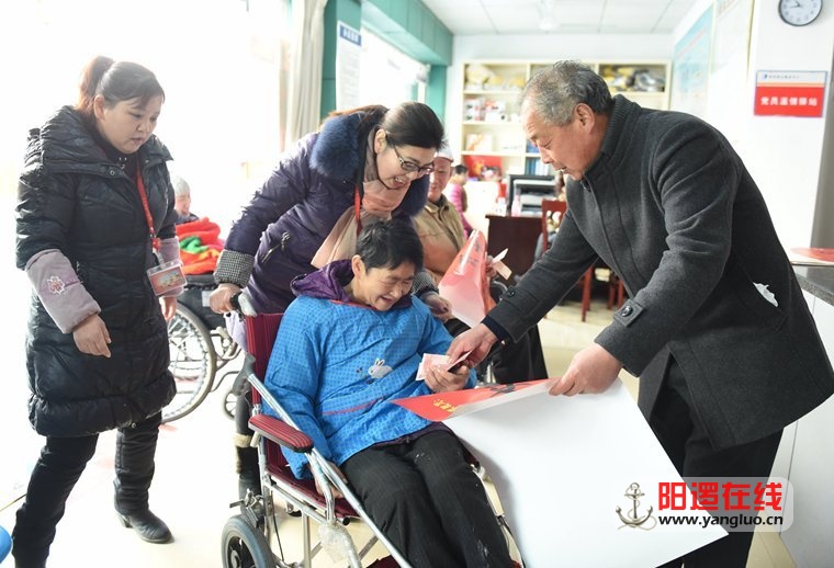 阳逻街道黄昌义书记陪同一起慰问困难群众
