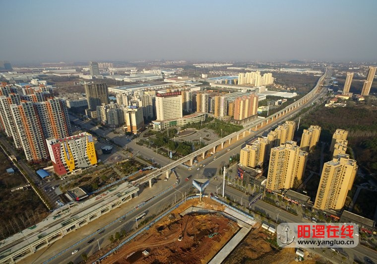航拍阳逻轻轨21号线.jpg