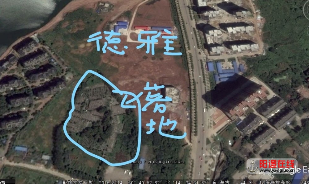 墓地在正前方