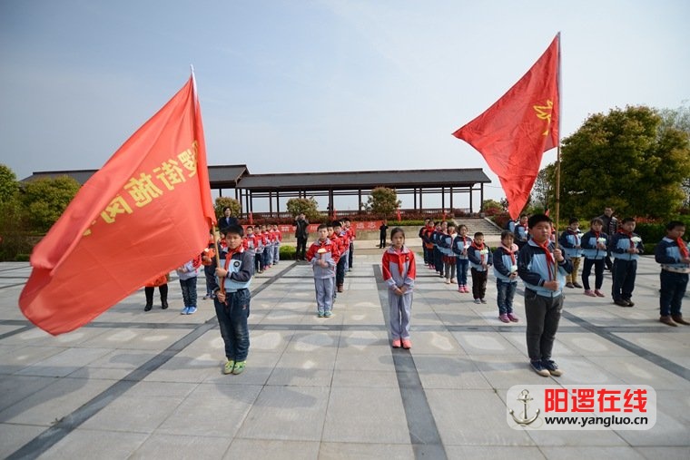 阳逻街施岗小学师生到万福净土陵园祭扫烈士墓2.jpg
