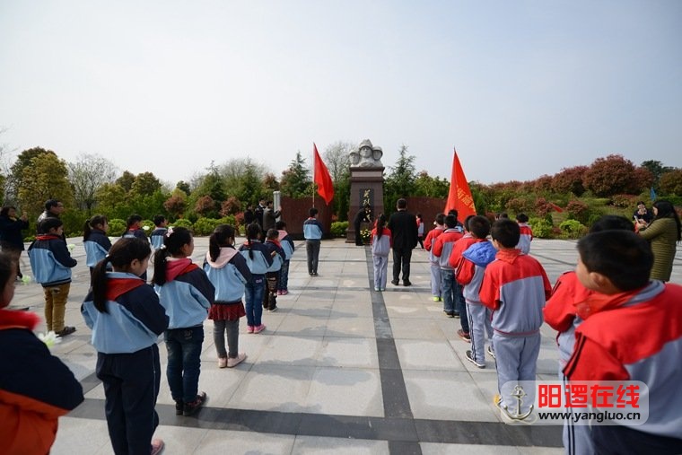 阳逻街施岗小学师生到万福净土陵园祭扫烈士墓3.jpg