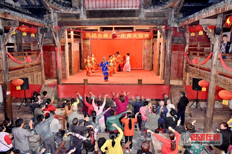 观众随着演员的表演摇摆.jpg