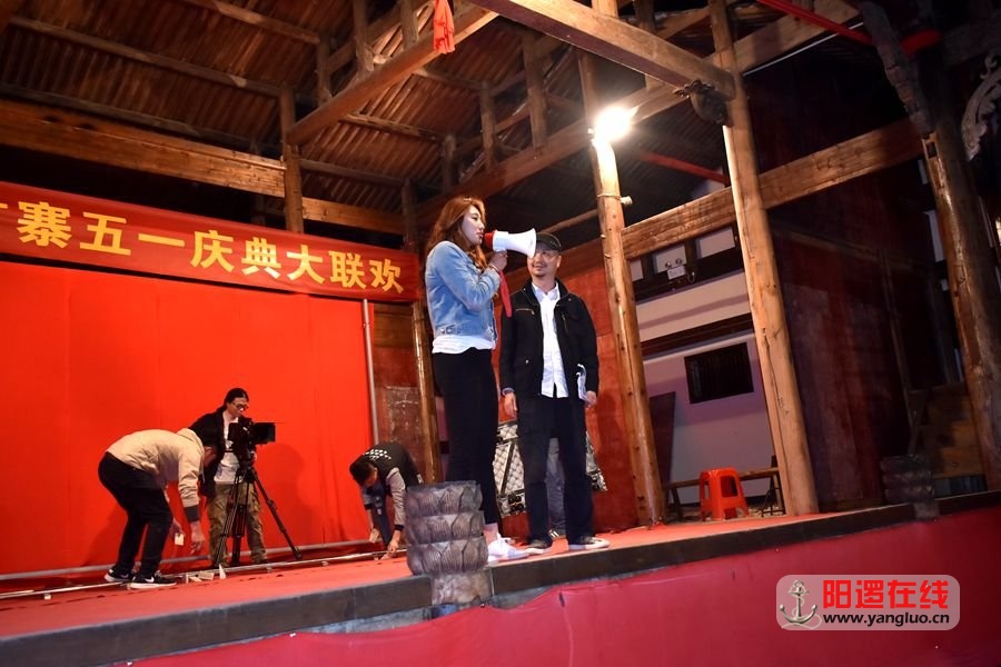 女一号上台介绍.jpg