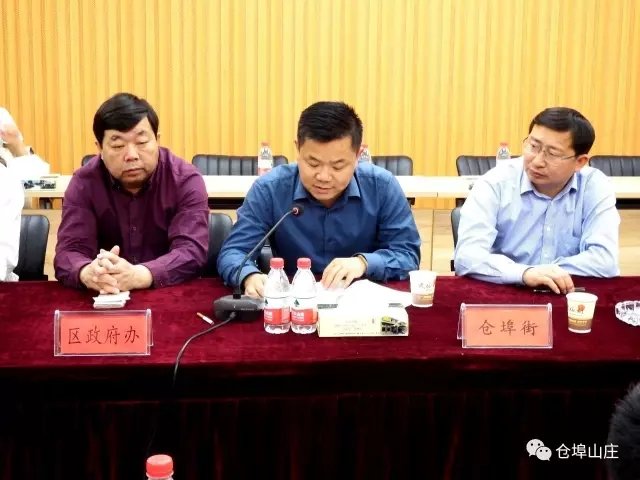 新洲区仓埠街道党工委胡立明书记主持签约仪式.webp.jpg