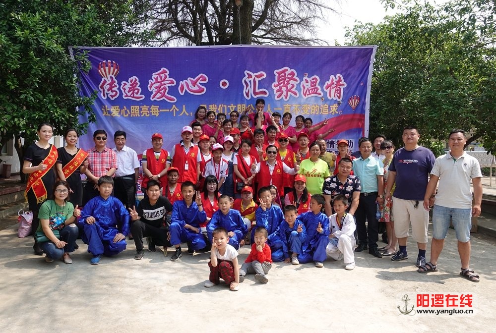 新洲文明爱心群合影.jpg