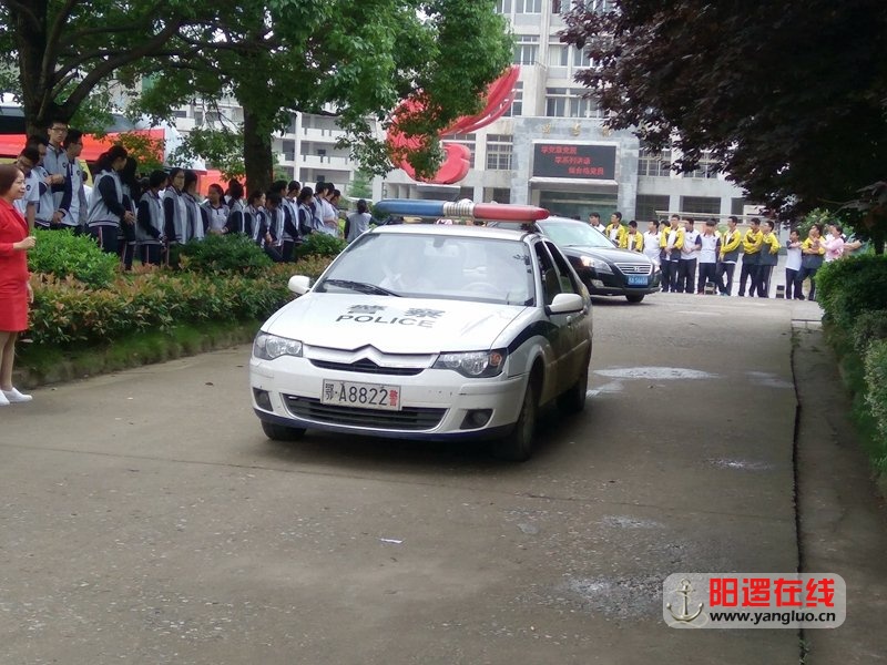 警车开道.jpg