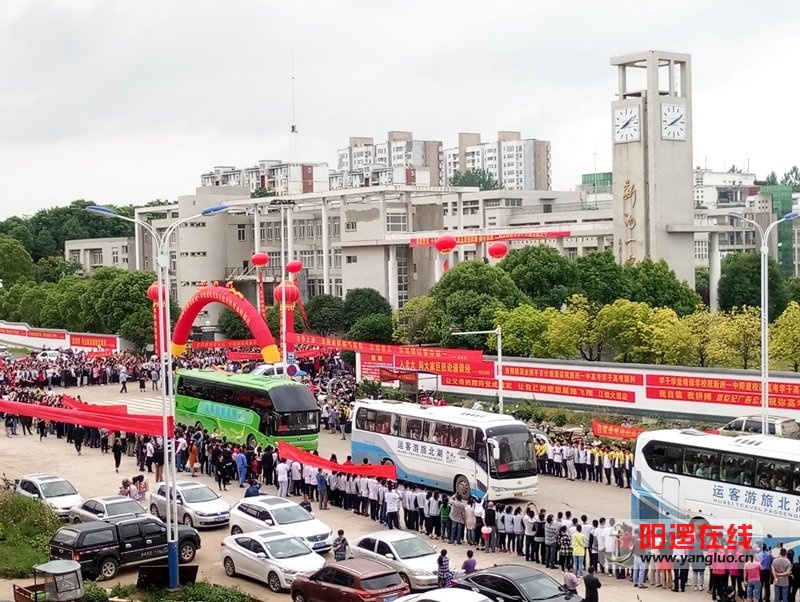 送考车辆依次驶出.jpg