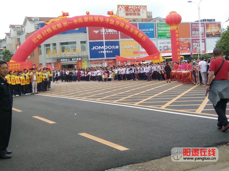 严阵以待的送考人群.jpg