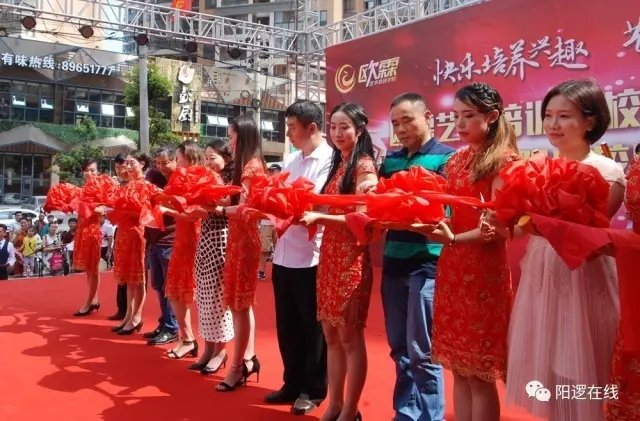 嘉宾为新校区开业剪彩.webp.jpg