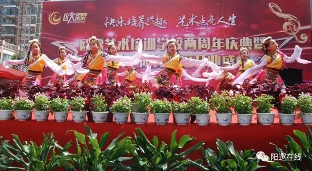 学员民族舞表演.webp.jpg