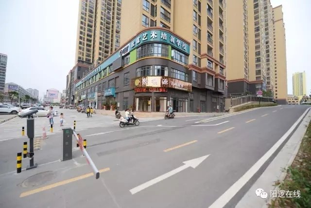 宽敞方便的停车场.webp.jpg