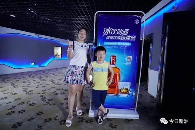 开始排队检票了、大家纷纷涌进来1.webp.jpg