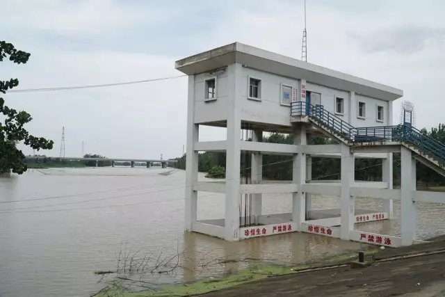 武湖闸，远处是江北快速路长河桥.webp.jpg