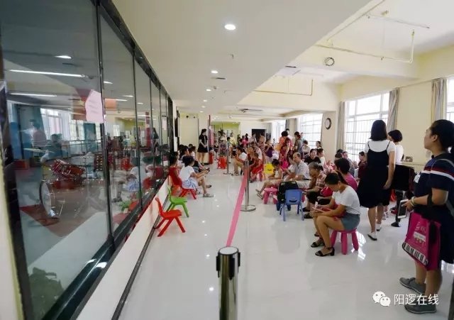 等候考试的学生和家长.webp.jpg