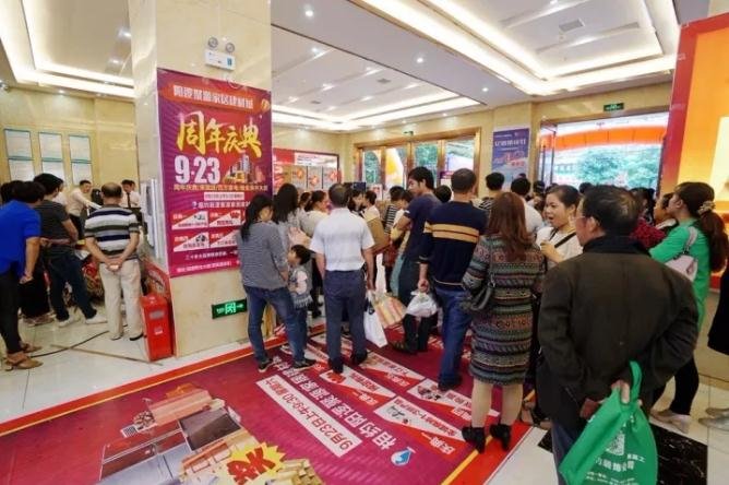 现场排队领奖的顾客.jpg