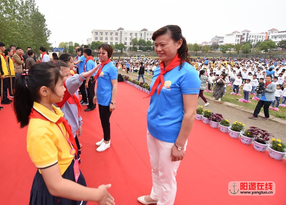 优秀少先队员向老师敬礼.jpg