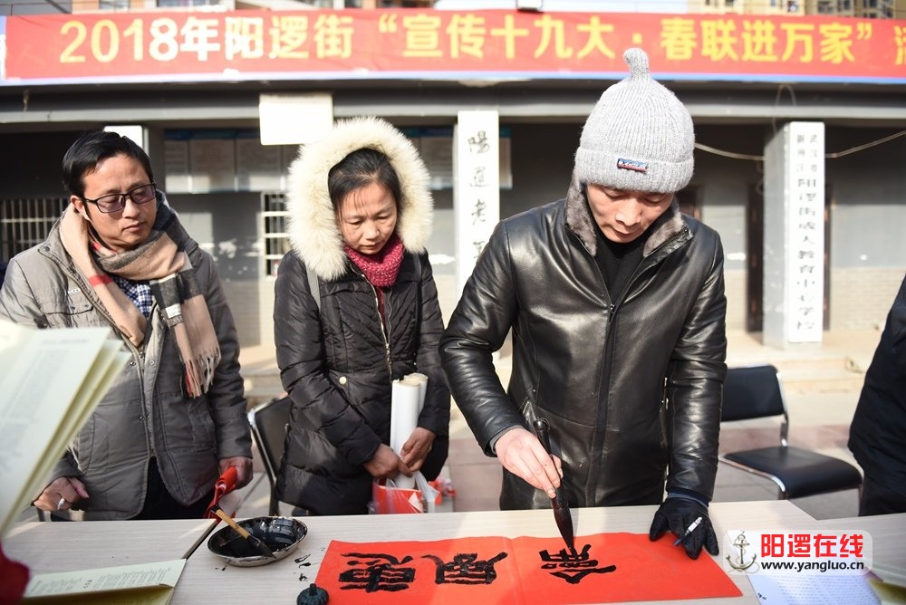 阳逻街书法家写对联3.jpg