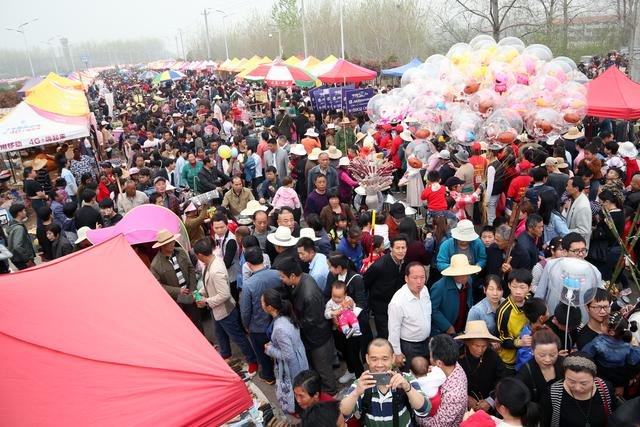 人气火爆的旧街花朝节现场.jpg