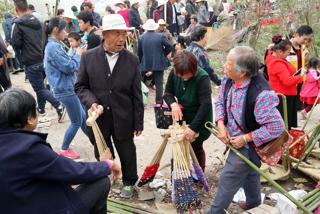 现场交易农家用具.jpg