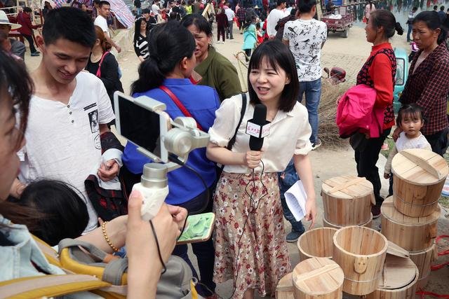长江日报网络直播旧街花朝节.jpg