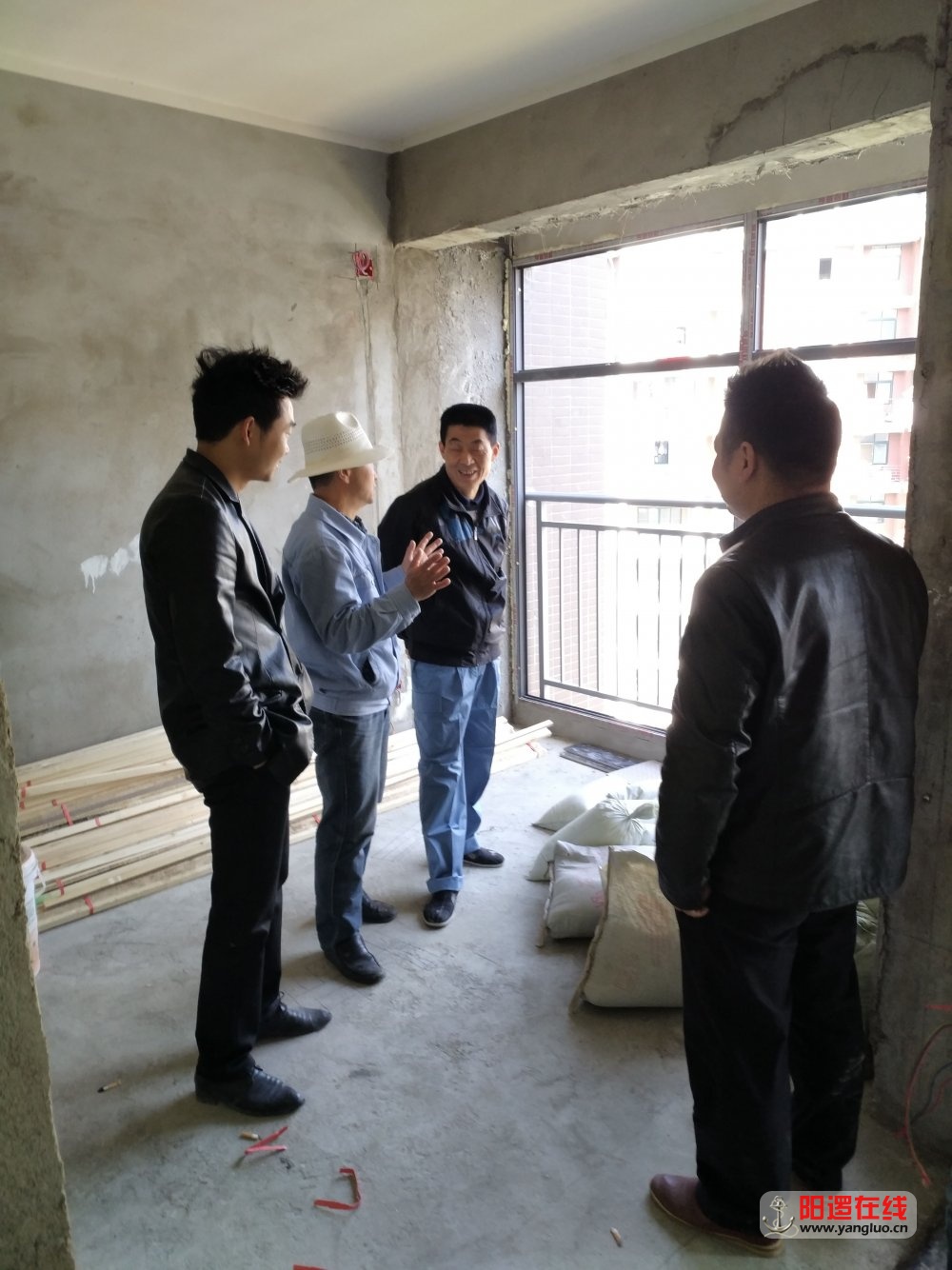 设计师与项目经理在与业主沟通