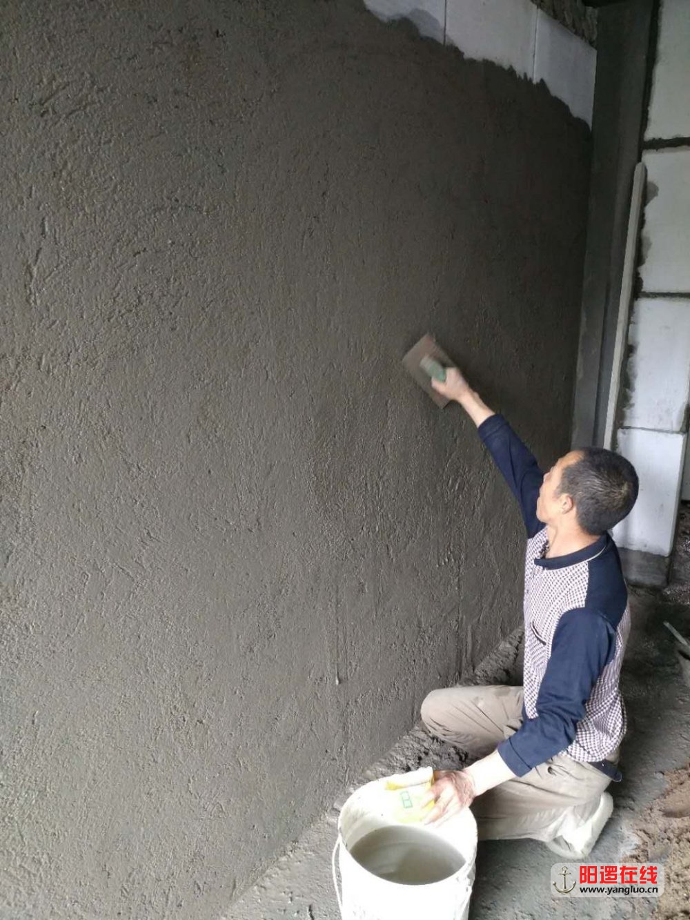 泥工师傅粉墙