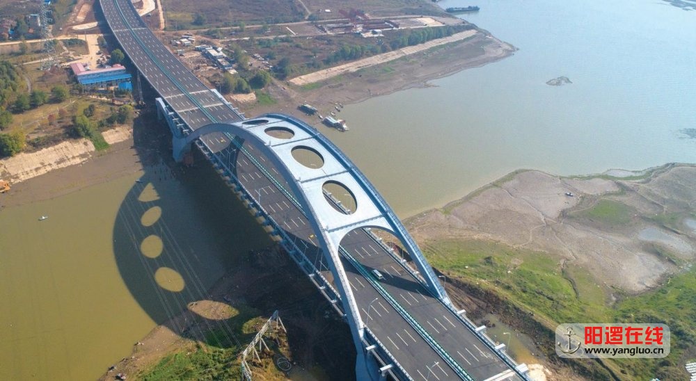 新河大桥横跨滠水，成为长江新城内一座标志性桥梁.jpg