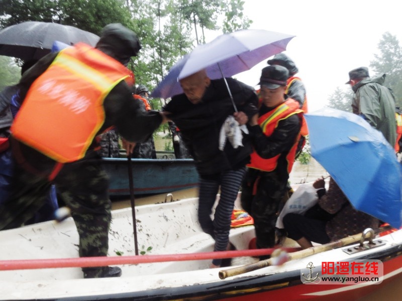 消防战士转移郑园灾民.jpg