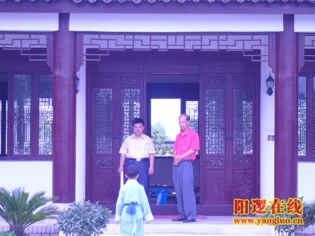 杨院长和皮先生在交流.jpg