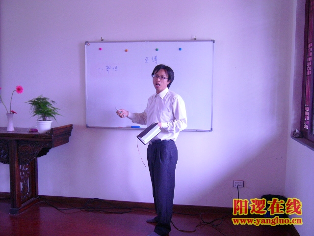 勉仁讲堂负责人李世高在讲课.jpg
