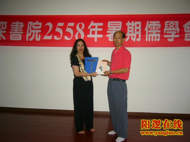 西蒙娜女士给云深书院赠书.jpg