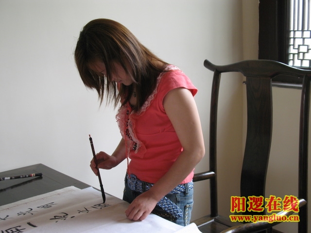 美女在写自己的名字