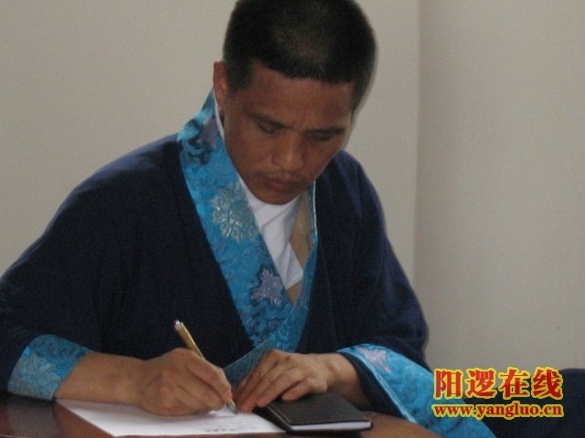 武汉地区资深媒体记者　陈光灿正在虚心的做着笔记